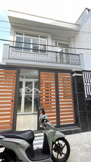 nhà mới vào ở liền, ngay lê văn quới vào, dt: 5,6x13,5m có 1 lầu