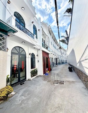 nhà trệt lầu tân cổ điển đã hoàn thiện đầy đủ nội thất cao cấp - kế công viên yết kiêu tp cần thơ