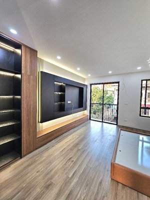 siêu phẩm 5tầng ô tô đỗ cổng full nội thất ở luôn giá chỉ 7.6 tỷ gần chợ - trường học