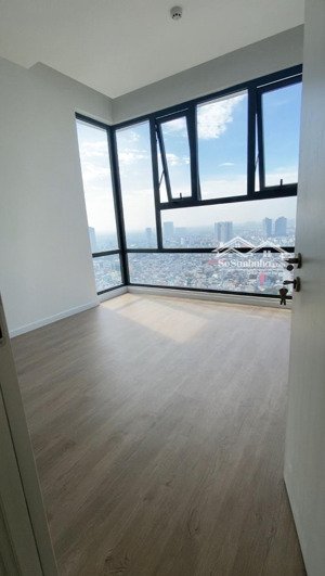 chính chủ kẹt bank bán căn 3pn 90m2 7.15 tỷ ( vat) tầng cao hướng nam. nội thất cđt. lh xem nhà.