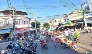 bán nhà lầu đường chính d1 gần chợ 78 giá tốt trong kdc