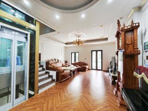 biệt thự tân cổ việt hưng 98,6m , thang máy gara 2 ô tô nhà mới đón tết
giá 19.x tỷ có gia lộc