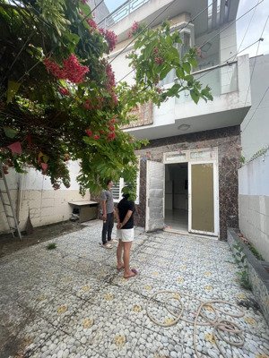 7 triệu/tháng - nhà 1 trệt 1 lầu 2 phòng ngủ 3wc sân rộng rãi kdc trường lưu cách vinhome 10p