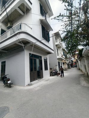 hơn 2 tỷ nhà dân xây 2 tầng 3 phòng ngủ đẹp ở ngay, nội thành phủ lý