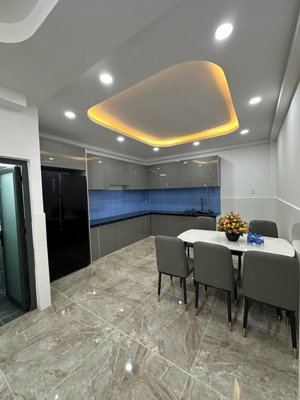 mới xây 171,5m2 trệt lửng 2 lầu, 4 pn, 5 wc, full nội thất, hẻm xe hơi kinh doanh hoặc làm vp ok.