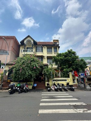 siêu vị trí - góc 3 mặt tiền ngay sân bay - 10 x 28m - xdm: hầm 7 tầng - hđt: 220 triệu - giá 60 tỷ