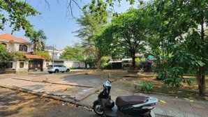 cho thuê biệt thự kiểu pháp góc 2 mặt tiền ngay sau gigamall,có gara oto,ngang 12m đường xe tải