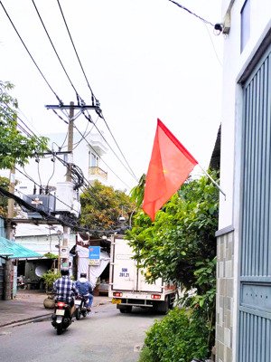 nhà 60m2 - ngay ngã 4 bốn xã sẵn hợp đồng thuê 9tr/tháng hẻm 8m thông 6.5 tỷ thương lượng