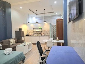 chdv full nội thất có bếp và máy giặt riêng ngay trung tâm q1, gần chợ bến thành mrt.