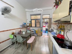 nhà mới vào ở ngay nhà 1 trệt, 2 lầu, 4pn, 3wc, bếp, phòng khách thoáng mát, sân để xe rộng .,,