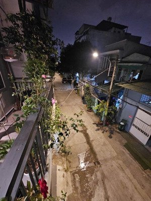 bán nhà trệt lầu sau có phòng trọ cho thuê. 2 mặt tiền hẻm. xe hơi ngủ trong nhà. sau gigamall