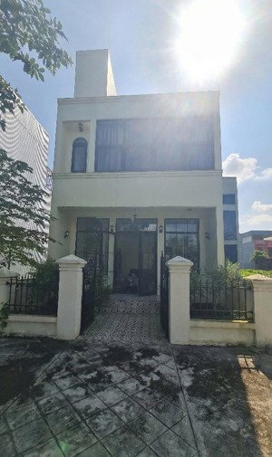 căn nhà hiếm có ngang rộng 6m, mặt đường 7m5, view công viên kđt fpt 90m2 giá 6.6 tỷ 