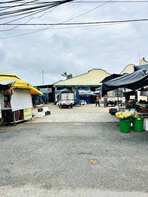 chính chủ gửi bán lô sát chợ lệ trạch - hòa tiến chỉ 30m - sạch đẹp vuông vức