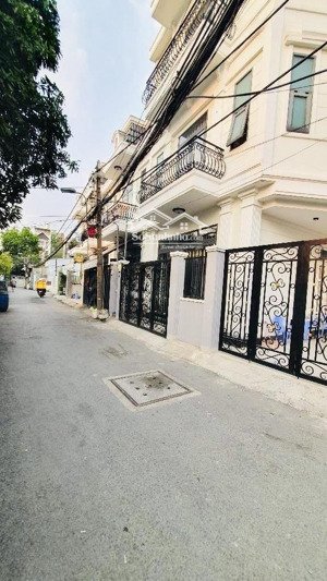 chỉ hơn 11 tỷ có nhà 170m2 mặt tiền đường ngay lê văn thịnh - q2