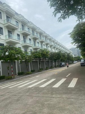 bán liền kề trục chính đường 20m giá nhỉnh 22 tỷ. kđt geleximco. lh 