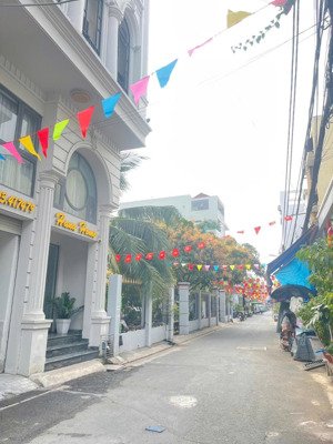 cho thuê kho 200m2, mặt tiền xe tải tận cửa. phú thuận - quận 7 - giá: 20tr/tháng