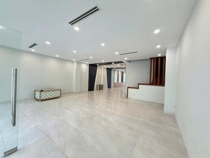 nhà phố nguyên căn đẹp 2 mặt tiền gồm hầm + 5t, 693m2, mt nguyễn cơ thạch q2. lh lyly