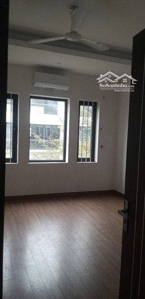 cho thuê văn phòng nguyên căn dt sử dụng 200m giá 18triệu. lh 