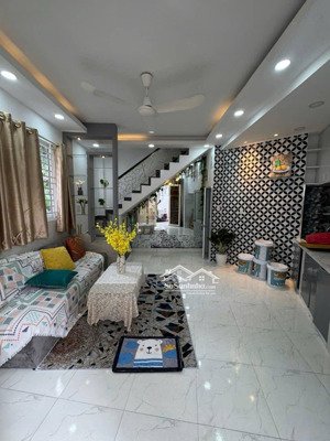 nhà đẹp tỷ mỷ từng chi tiết - 4 tầng - 3 phòng ngủ - nở hậu