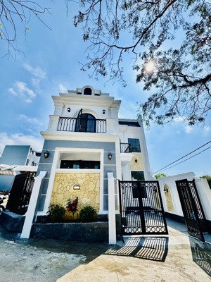villa tân cổ điển sắp ra mắt mọi người liên hệ e để biết thông tin và xem nhà nhanh nhất nhé