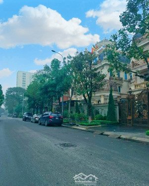 chính chủ cần bán biệt thự 360m², mt 20m, vỉa hè rộng, giá 59 tỷ. lh 