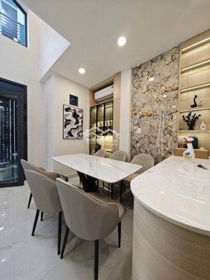 nhà đẹp bước vào là muốn mua - 5 tầng - 3 phòng ngủ - nở hậu