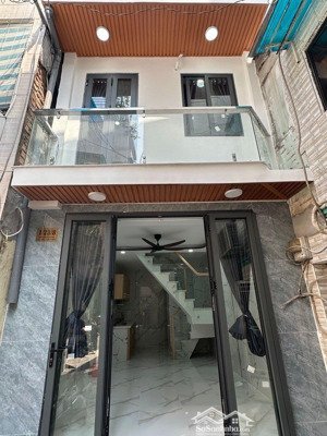 nhà mới tinh mua vào ở ngay, gẩn hẻm xe hơi, trung tâm quận.