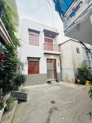 hẻm trước nhà rộng rãi để xe vô tư hẻm 1 xec ngay trung tâm tp