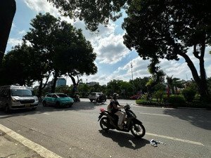 cho thuê nhà mặt phố đường láng, diện tích: 305m2 thông sàn, mt 16m, mọi mô hình