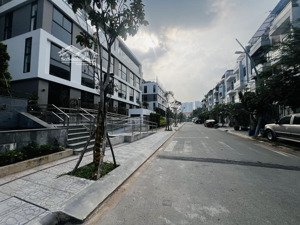 tôi cần cho thuê trệt có sân vườn, ô tô định danh, thang máy tân cửa, phù hợp ở hoặc kinh doanh