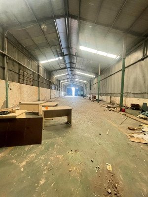 cho thuê kho quốc lộ 1a , diện tích 850m2 có văn phòng, đường cont vô trong kho, nền emoxy