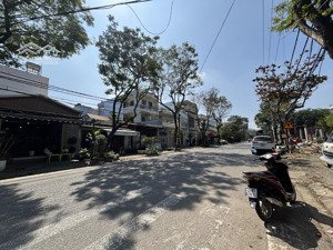 bán nhà 2 mặt tiền phan văn định đường 10,5m cách biển chỉ 100m