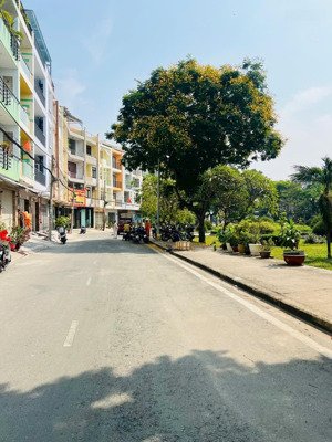 nhà mặt tiền công viên lớn nhất quận 6 ( 60m2 - 3 tầng ) phường 10 quận 6 . giá nhỉnh nhẹ 8 tỷ