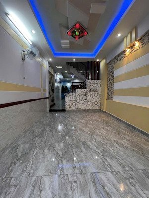 nhà có nội thất 64m2 2lầu 4pn 4wc hxh quang trung