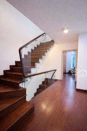 nhà góc 2 mặt tiền hxh cách mạng tháng 8, quận 3 nhà đẹp vị thế đẹp 5 tầng 93m2 ngang 5.3m.