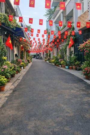 ngay cv bàu cát hẻm 8m ngang 4,5 dài 10 xây 2 tâng với 3pn