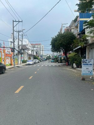 ngay chợ tân hương giá 4 tỷ x tl ,hẻm xh thoáng , dt ngang 4m ,2pn, gần nhà thờ , chợ , aeon mall ,