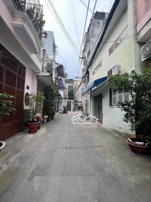 sát mt đường 3/2 - nhà đúc 3 tấm (4.2x10) hxh 5m thông