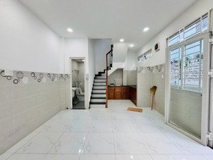 nhà 4 tầng dt 27m2 chỉ 4 tỷ nhỉnh ngay nguyễn kiệm