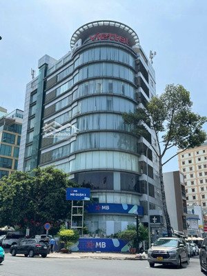 bán tòa khách sạn 4 sao mt sương nguyệt ánh 25 x 45m - 2 hầm + 12 lầu - hđt: 3 tỷ - giá: 550 tỷ