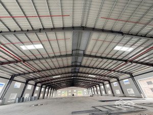 cho thuê xưởng dtsd 5.000m2 rẻ 65n/m2 p. phú giáo, tphcm. bd cũ, bình điện lớn, hoàn công, pccc đủ