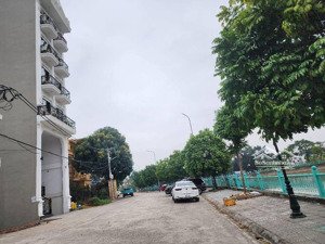 bán đất mặt hồ tân phong 100m2, mặt tiền hơn 5m, mặt đường 5 ô tô tránh nhau, pháp lý đầy đủ.