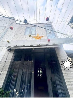 cực hiếm: nhà đối diện công viên - 33m2, giá: 3.1 tỷ, ngang 4.2m - lê thị hoa thủ đức