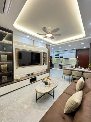 cần bán nhanh căn hộ sky garden - pmh - q7 nhà đẹp lung linh, mới 100%. lh: em hằng