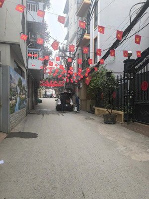 bán nhà 4 tầng gần hồ tây-phố lạc long quân-tây hồ-dt 83m2-mặt tiền 4.6m-ô tô đỗ cổng.giá:17.5 tỷ