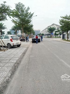 bán biệt thự 180m2 trong khu đô thị singapore, vị trí đẹp, ngay cạnh công viên trung tâm