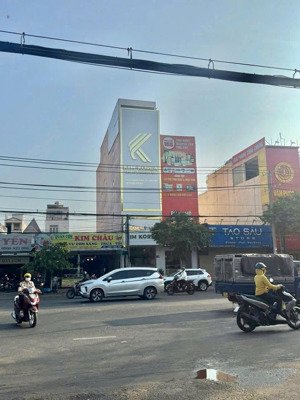 nhà mặt tiền đường đồng khởi, 1 trệt, 5 lầu đối diện cây xăng quân đội, sát bệnh viện đồng nai.