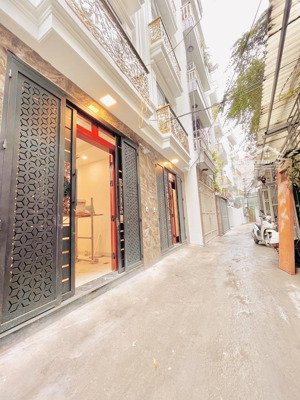 chính chủ nhờ bán nhà nguyễn văn cừ. 5 tầng dt: 44m2, rộng 4.2m. trung tâm, gần bãi đỗ xe. 11.5 tỷ