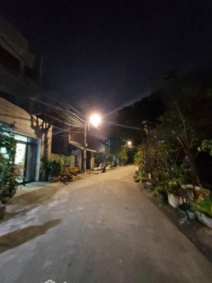 cạnh vinhome q9 - nhà 3 tầng full nội thất xịn xò - đường xe tải - ngang 4.1m - giá chỉ 5.2 tỷ