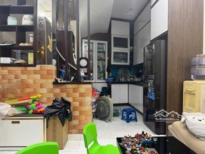 chính chủ cho thuê nhà ngõ 48 nguyễn khánh toàn tiện làm giặt là, nail..nhà đẹp, thoáng mát...